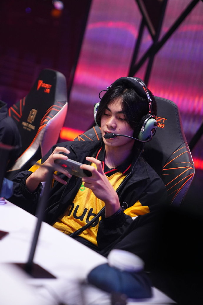 竞技场上悍然斗志，选手们展现出色实力