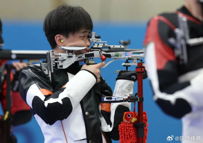 体育器械选手身姿优美技艺精湛获胜 体育器械选手身姿优美技艺精湛获胜