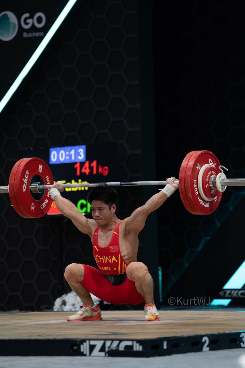 体育器械选手身姿优美技艺精湛获胜 体育器械选手身姿优美技艺精湛获胜