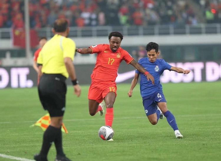 精彩比赛掀起球迷狂潮,现场气氛火爆 精彩比赛掀起球迷狂潮,现场气氛火爆