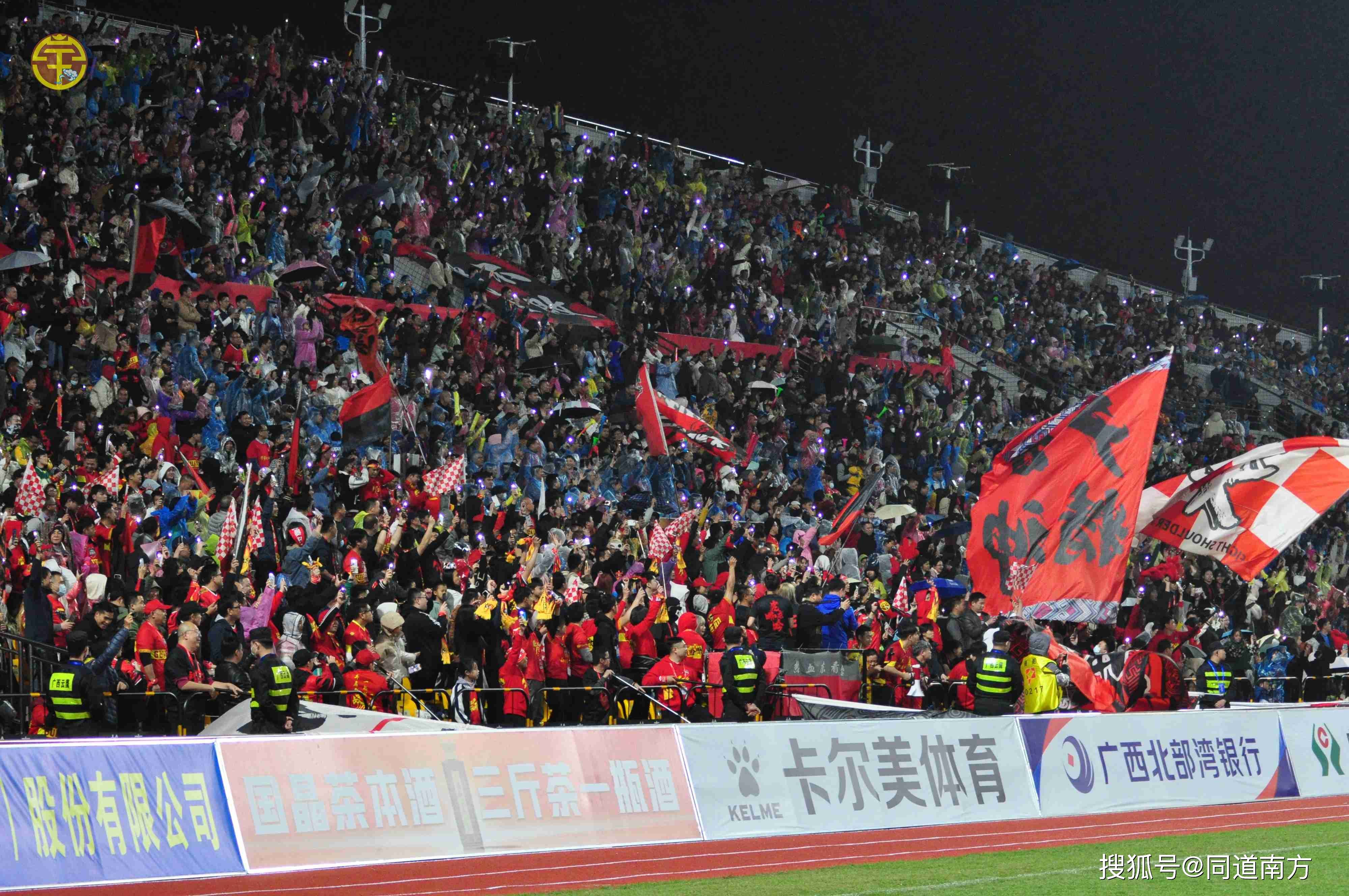 精彩比赛掀起球迷狂潮,现场气氛火爆 精彩比赛掀起球迷狂潮,现场气氛火爆