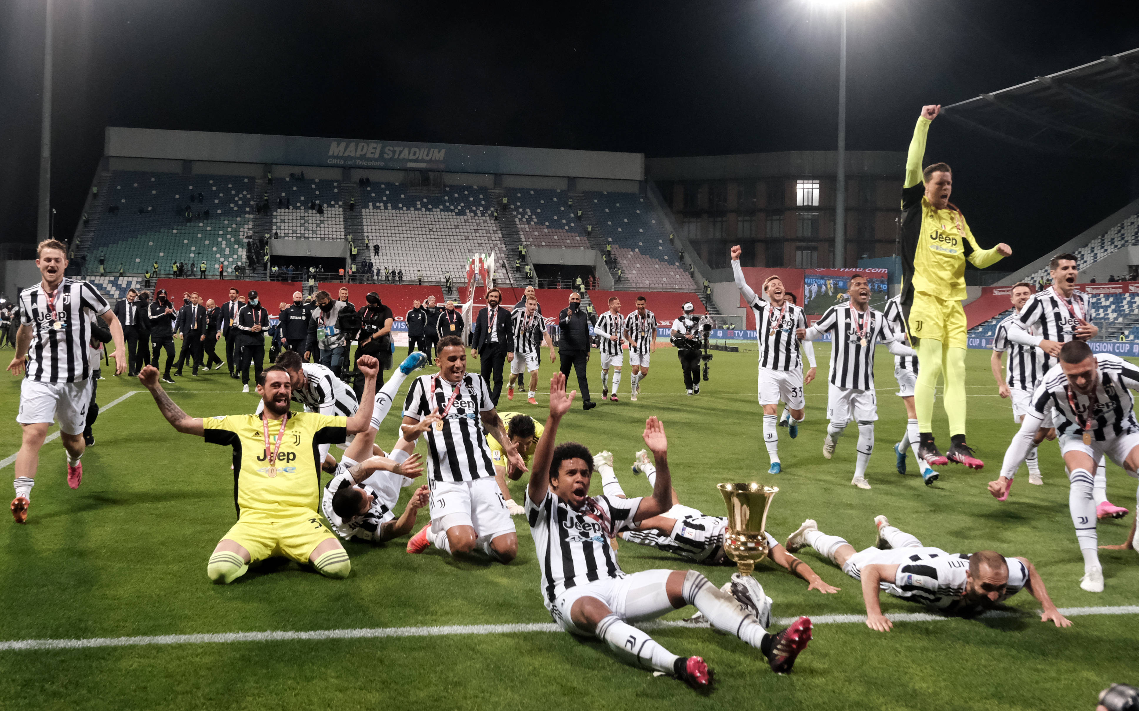 意大利杯决赛:AC米兰队击败尤文图斯队夺冠 意大利杯决赛:AC米兰队击败尤文图斯队夺冠