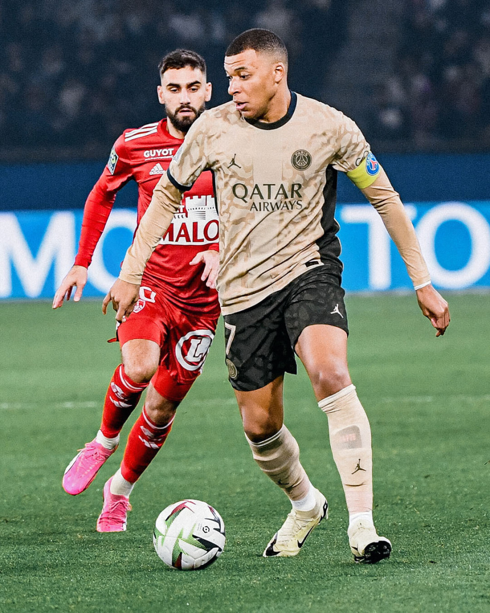 巴黎努力追回失分,抢回联赛领先位置 巴黎努力追回失分,抢回联赛领先位置